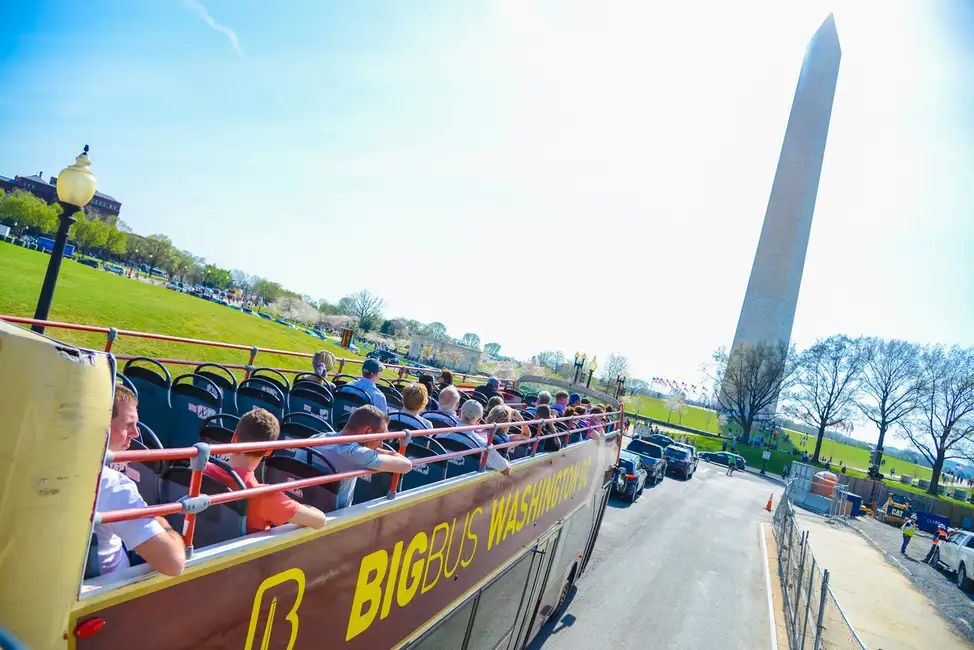 DC: Hop-On Hop-Off with 17 Stops and Arlington Walking Tour