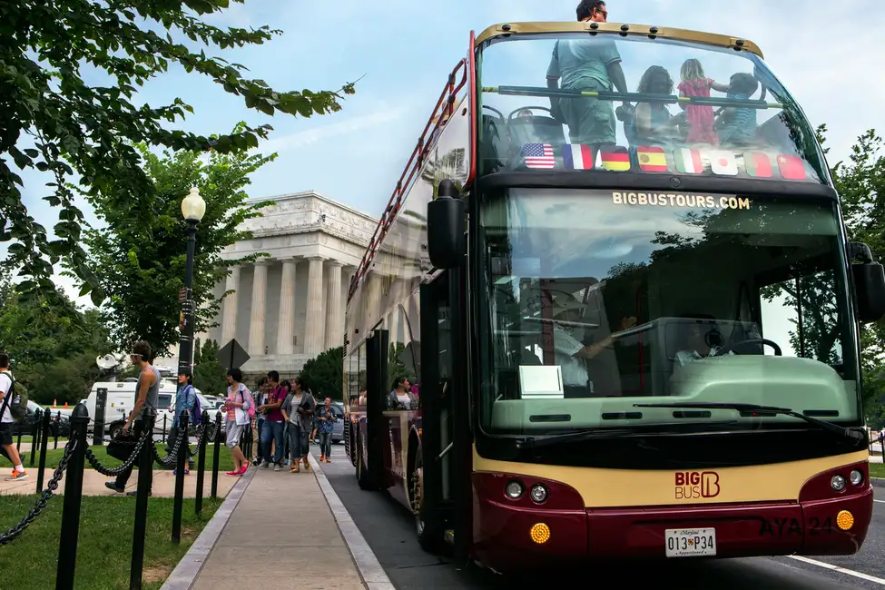 DC: Hop-On Hop-Off with 17 Stops and Arlington Walking Tour